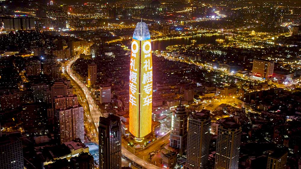 禮橙專(zhuān)車(chē)上演濟(jì)南城市媒體燈光秀點(diǎn)亮2021